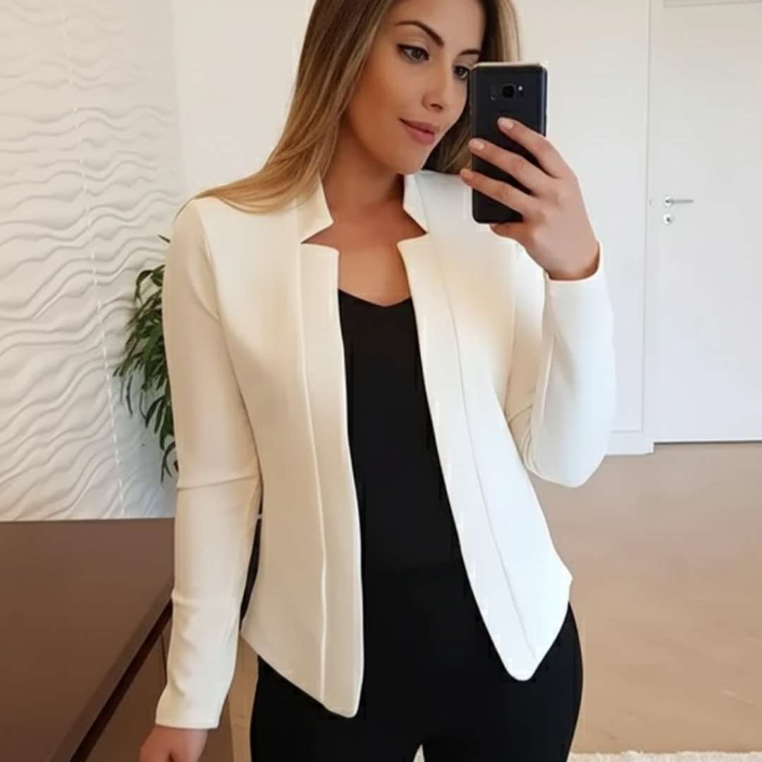 Blazer Feminino Alfaiataria Branco Corte Slim Acinturado em selfie de espelho, destacando o caimento sobre blusa e calça pretas