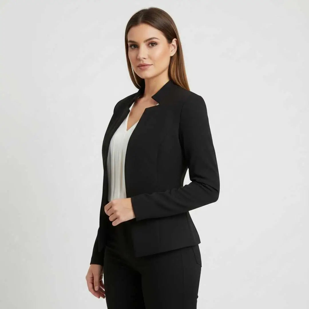 Blazer Feminino Alfaiataria Preto Corte Slim Acinturado em pose de três quartos, mostrando o caimento acinturado sobre blusa branca