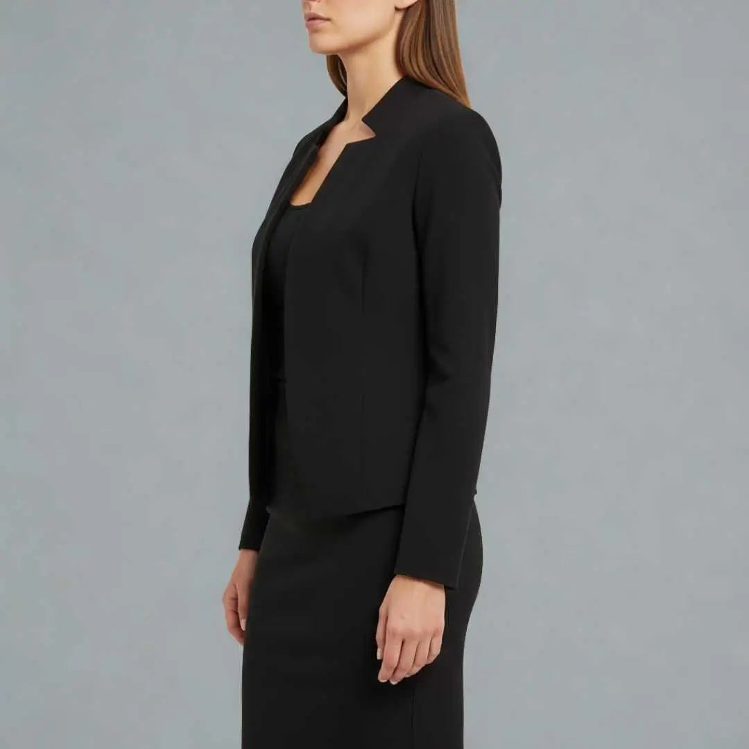 Blazer Feminino Alfaiataria Preto Corte Slim Acinturado visto de perfil, evidenciando o comprimento e o recorte lateral