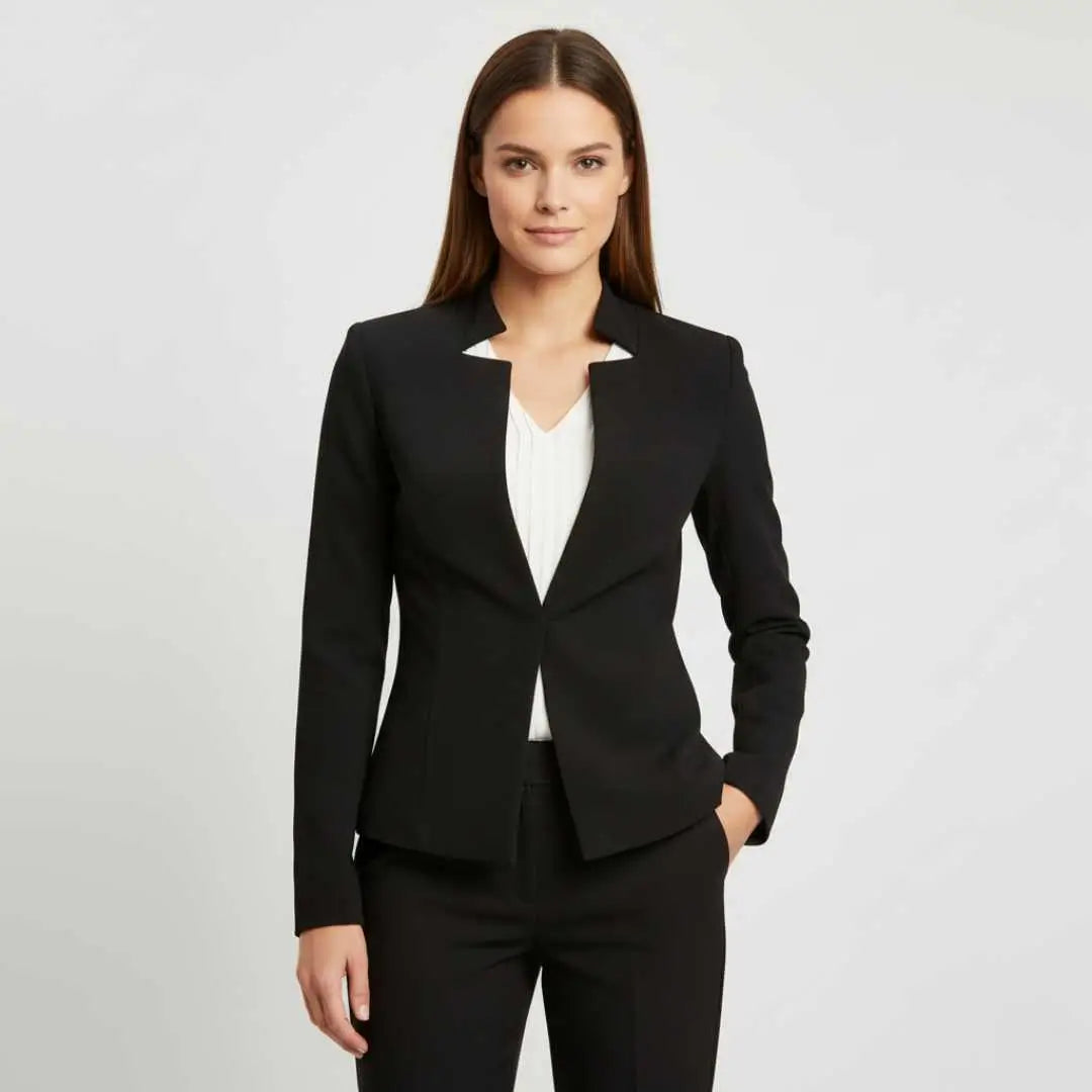 Blazer Feminino Alfaiataria Preto Corte Slim Acinturado fechado por um botão, modelo de frente com calça de alfaiataria