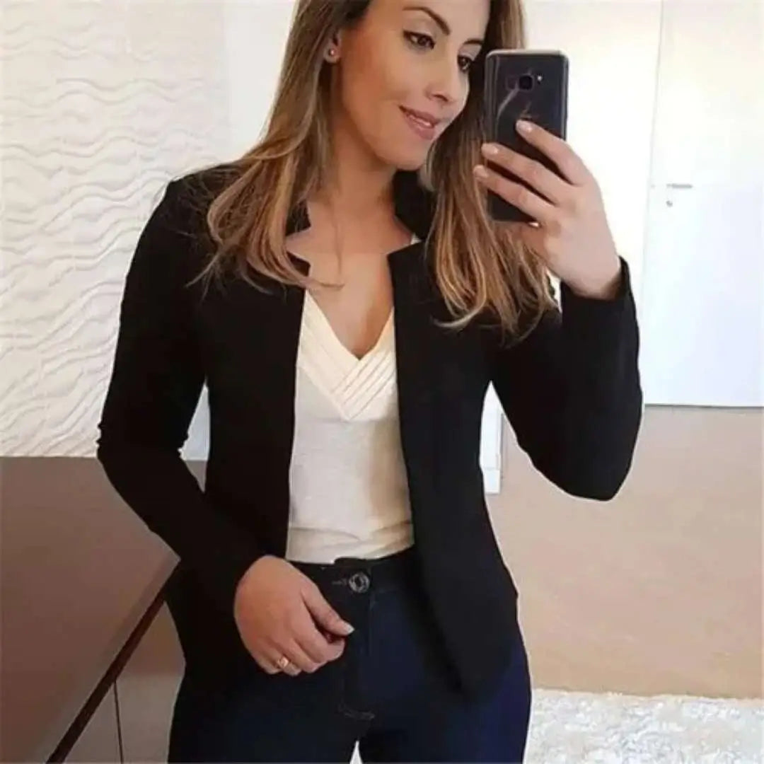 Blazer Feminino Alfaiataria Preto Corte Slim Acinturado em selfie de espelho, aberto sobre blusa branca e jeans escuro