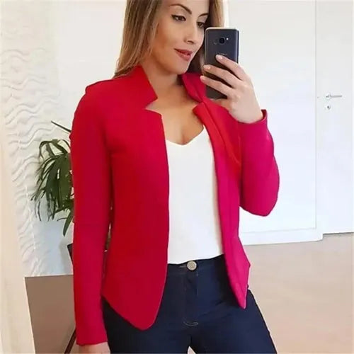 Blazer Feminino Alfaiataria Slim Vermelho em selfie de espelho, aberto sobre blusa branca e jeans escuro