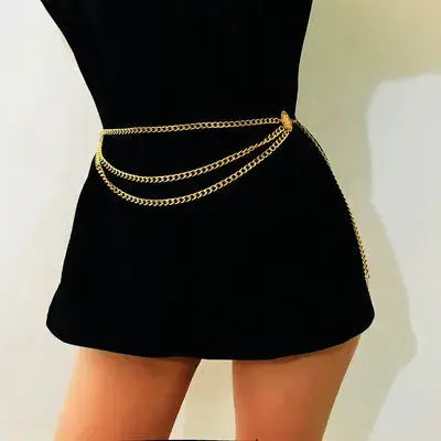 Cinto Feminino Corrente de Metal visto de perto na cintura, com os fios caindo em camadas sobre vestido preto