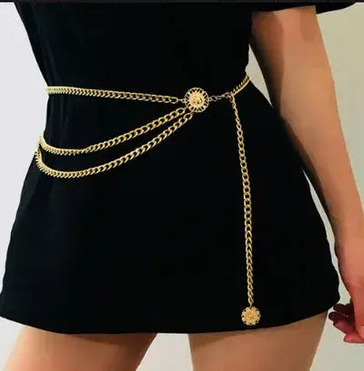 Cinto Feminino Corrente de Metal na cintura em plano frontal, com a ponta pendente e pingente na extremidade