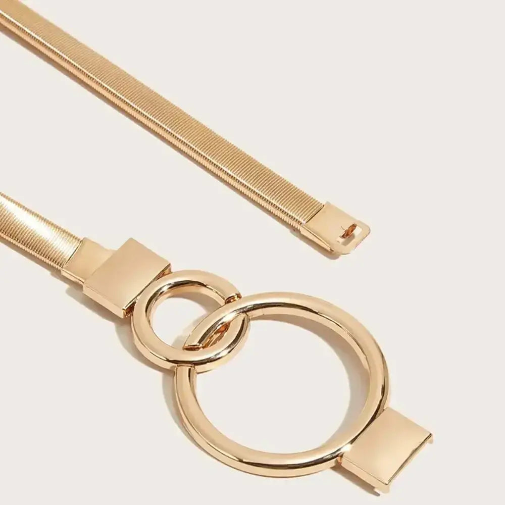 Cinto Feminino de Metal Fino em close da fivela, mostrando as duas argolas e a malha metálica flexível