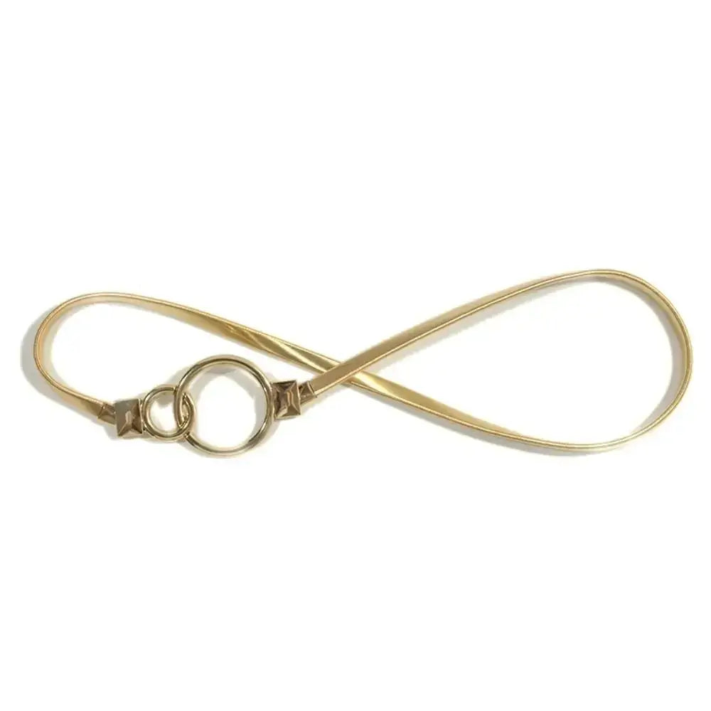 Cinto Feminino de Metal Fino disposto em laço sobre fundo branco, com a fivela de argolas ao centro