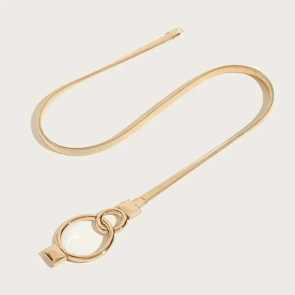 Cinto Feminino de Metal Fino aberto sobre fundo claro, com a fivela de duas argolas em primeiro plano