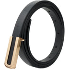 Cinto Feminino Fino de Couro Preto enrolado sobre fundo claro, com fivela dourada retangular