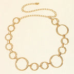 Cinto de Metal Feminino Corrente Dourado estendido sobre fundo claro, com a corrente de ajuste na extremidade