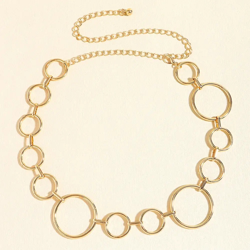 Cinto de Metal Feminino Corrente Dourado estendido sobre fundo claro, com a corrente de ajuste na extremidade