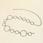 Cinto de Metal Feminino Corrente Prata estendido sobre fundo claro, com a corrente de ajuste na extremidade
