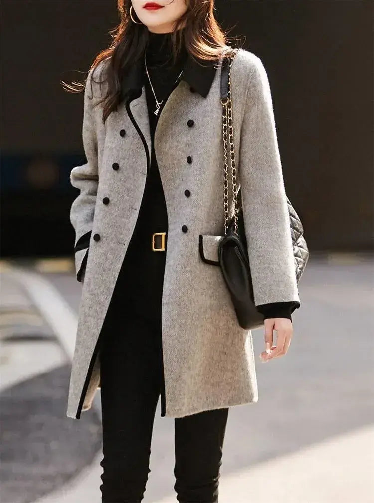 Sobretudo Feminino Longo com Tecido Macio e Corte Elegante em look de rua, aberto sobre look preto com bolsa matelassê de alça corrente