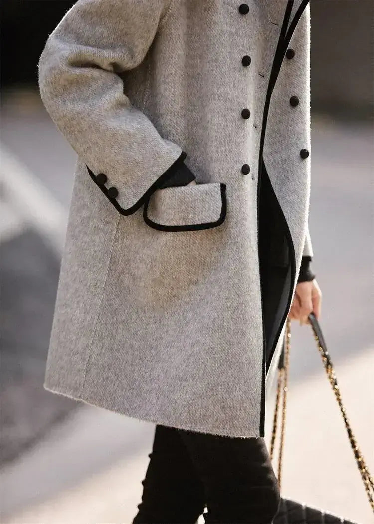 Sobretudo Feminino Longo com Tecido Macio e Corte Elegante em close do bolso lateral, mostrando a portinhola com vivo preto