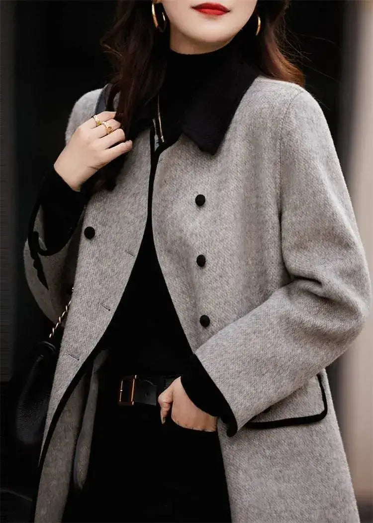 Sobretudo Feminino Longo com Tecido Macio e Corte Elegante em plano aproximado, modelo com brincos de argola e cinto preto