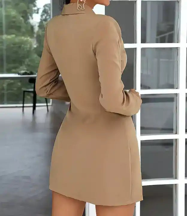 Vestido Blazer Curto Plissado Bege visto de costas em plano aproximado, evidenciando o corte na altura do quadril