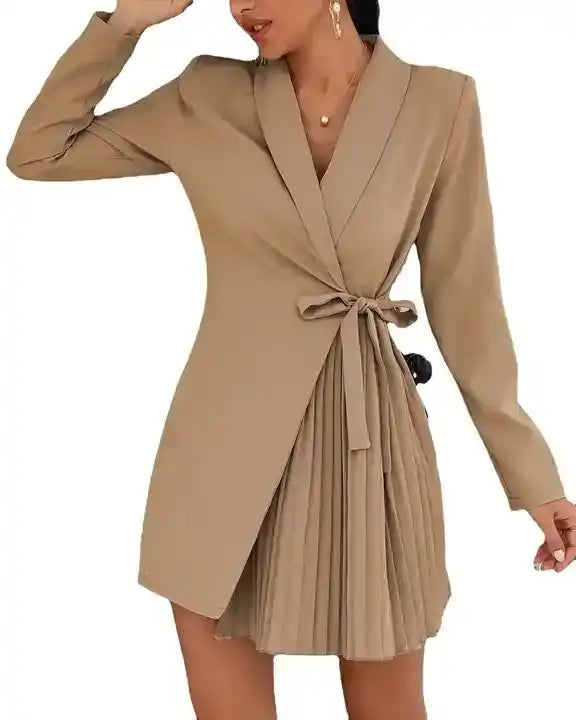 Vestido Blazer Curto Plissado Bege em close frontal, mostrando o transpasse do decote e o nó da amarração