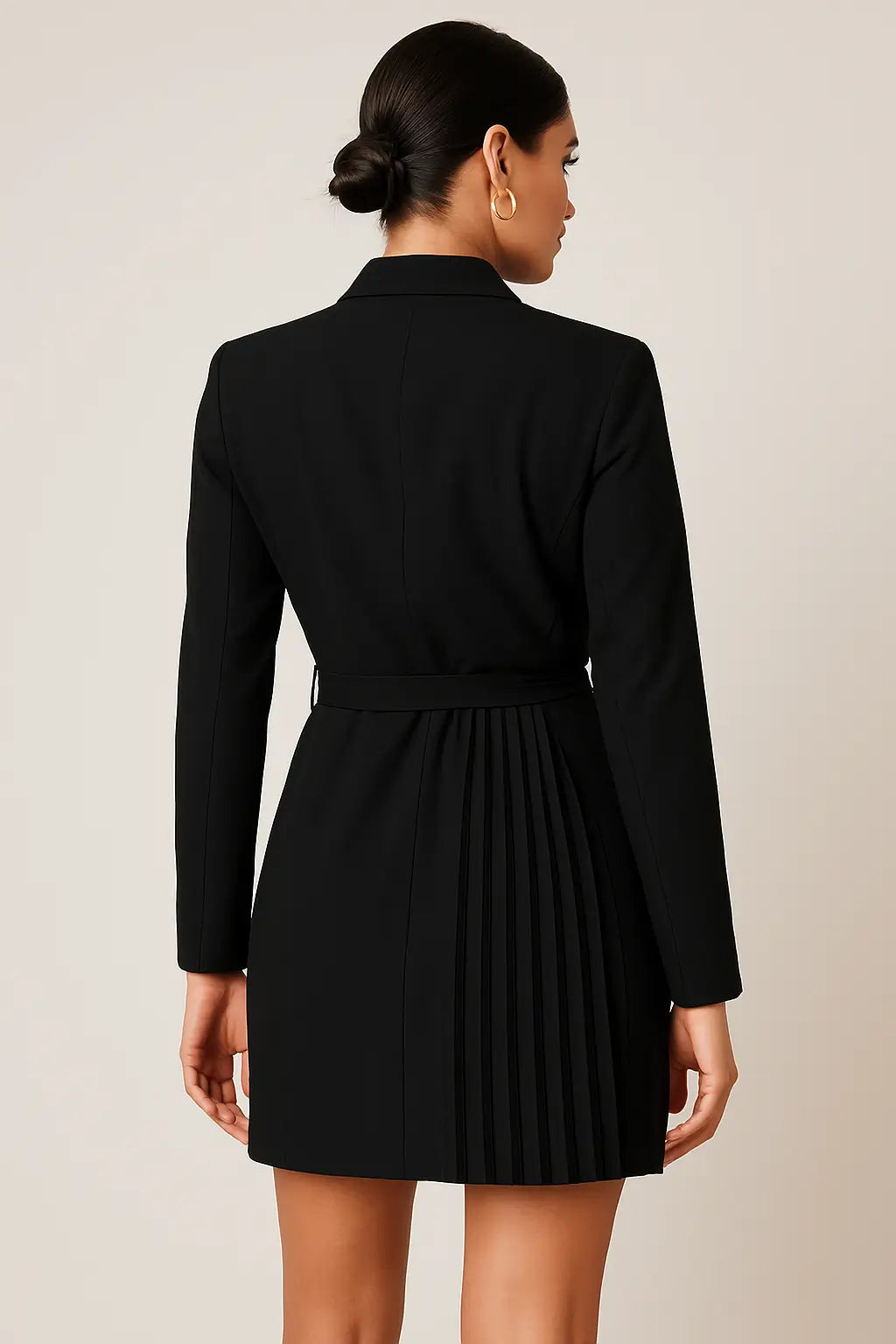 Vestido Blazer Curto Plissado Preto visto de costas, mostrando o caimento e o plissado que contorna a lateral