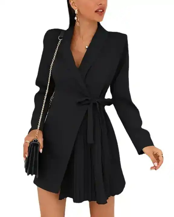 Vestido Blazer Curto Plissado Preto com bolsa de alça corrente, em plano de meio corpo destacando o transpasse