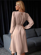 Vestido Casual Midi Manga Longa na cor rosé, visto de costas com abertura em gota na nuca e cós franzido