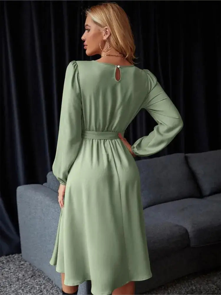 Vestido Casual Midi Manga Longa na cor verde, visto de costas mostrando o decote em gota e o franzido do cós