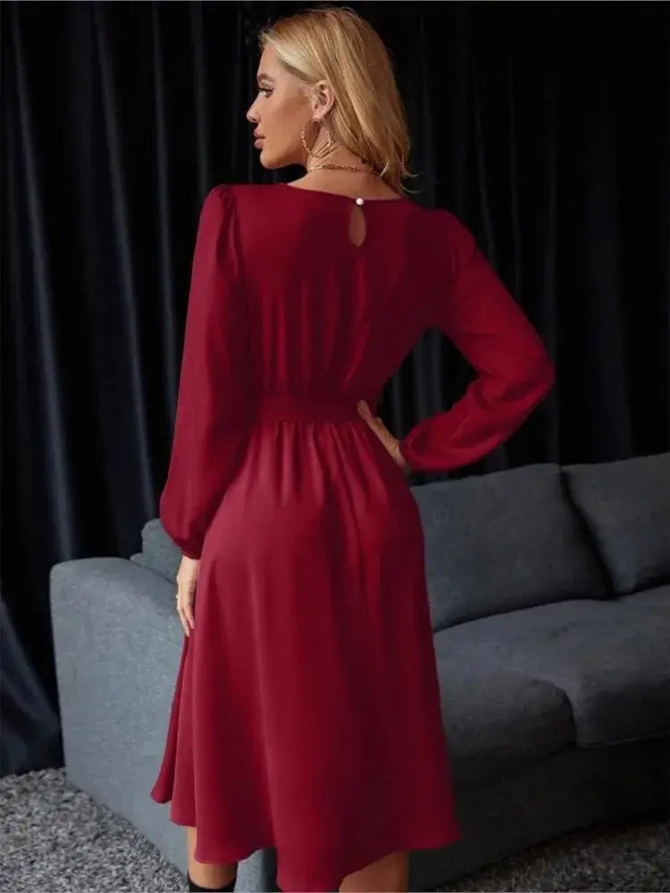 Vestido Casual Midi Manga Longa na cor vinho, visto de costas com abertura em gota na nuca