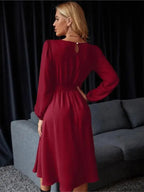 Vestido Casual Midi Manga Longa na cor vinho, visto de costas com abertura em gota na nuca