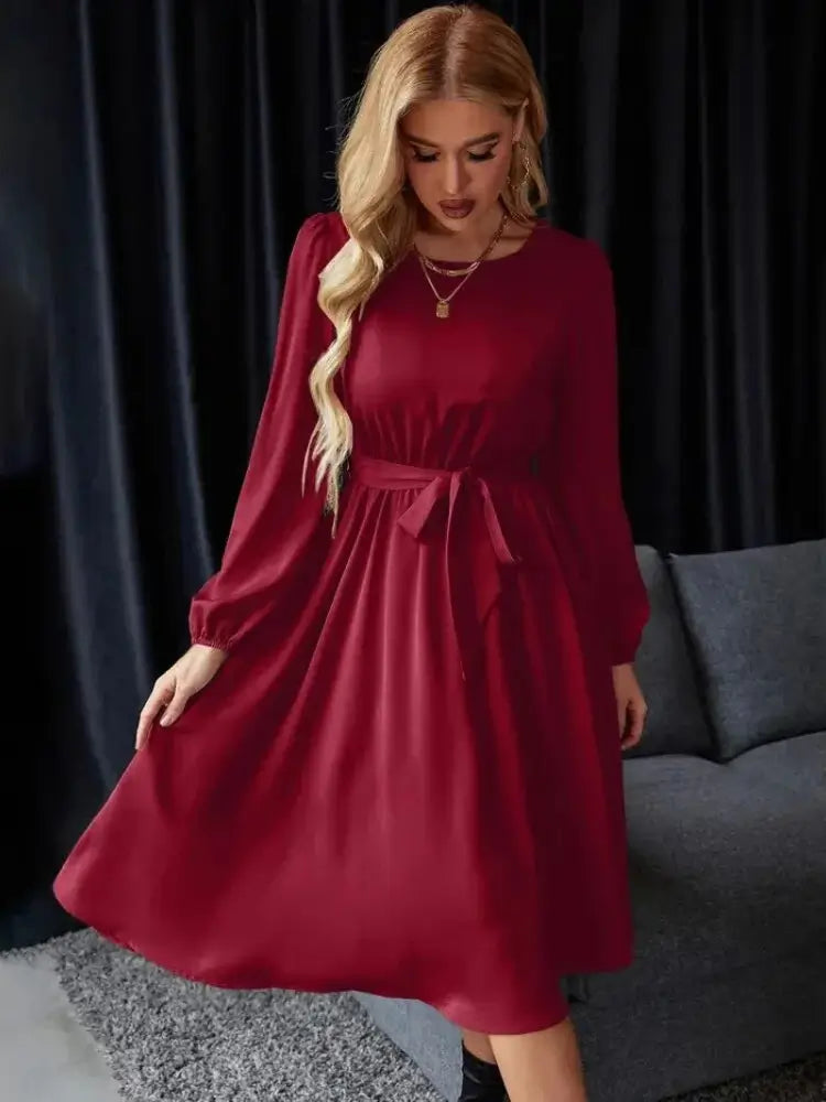 Vestido Casual Midi Manga Longa na cor vinho, em plano frontal destacando as mangas bufantes e o caimento rodado