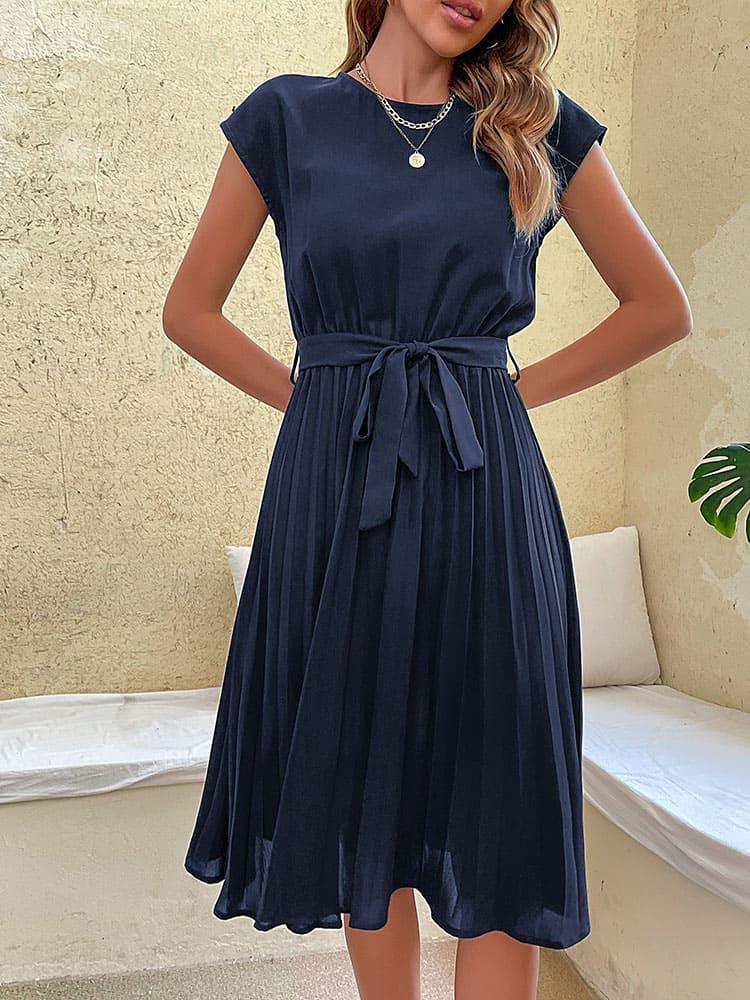 Vestido Casual Midi Plissado Azul Marinho visto de frente, com faixa amarrada na cintura, manga curta e saia plissada