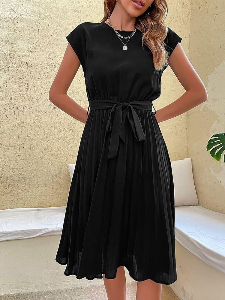 Vestido Casual Midi Plissado Preto visto de frente, com faixa amarrada na cintura, manga curta e saia plissada