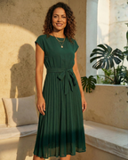 Vestido Casual Midi Plissado Verde em plano frontal, com colar dourado e manga curta caída no ombro