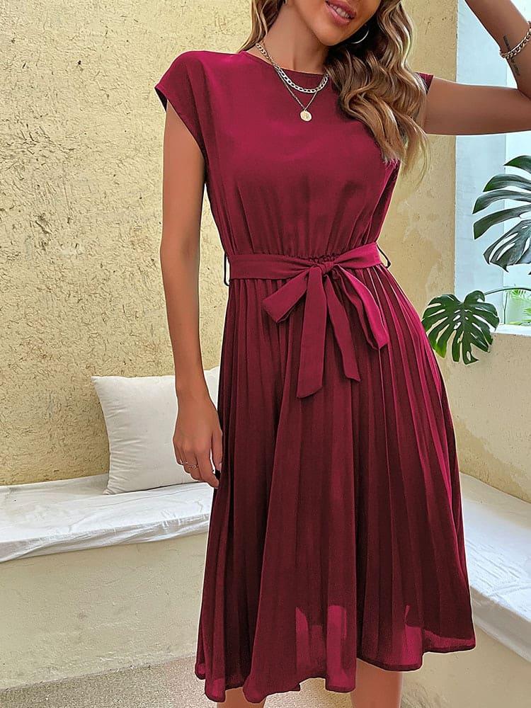 Vestido Casual Midi Plissado Vermelho visto de frente, com faixa amarrada na cintura, manga curta e saia plissada