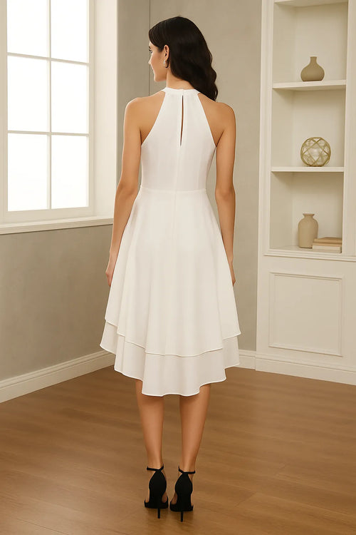 Vestido Chiffon Cintura Alta Sem Manga Branco visto de costas, com abertura em gota na nuca e sandália preta de salto