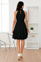 Vestido Chiffon Cintura Alta Sem Manga Preto visto de costas, com abertura em gota na nuca e saia rodada
