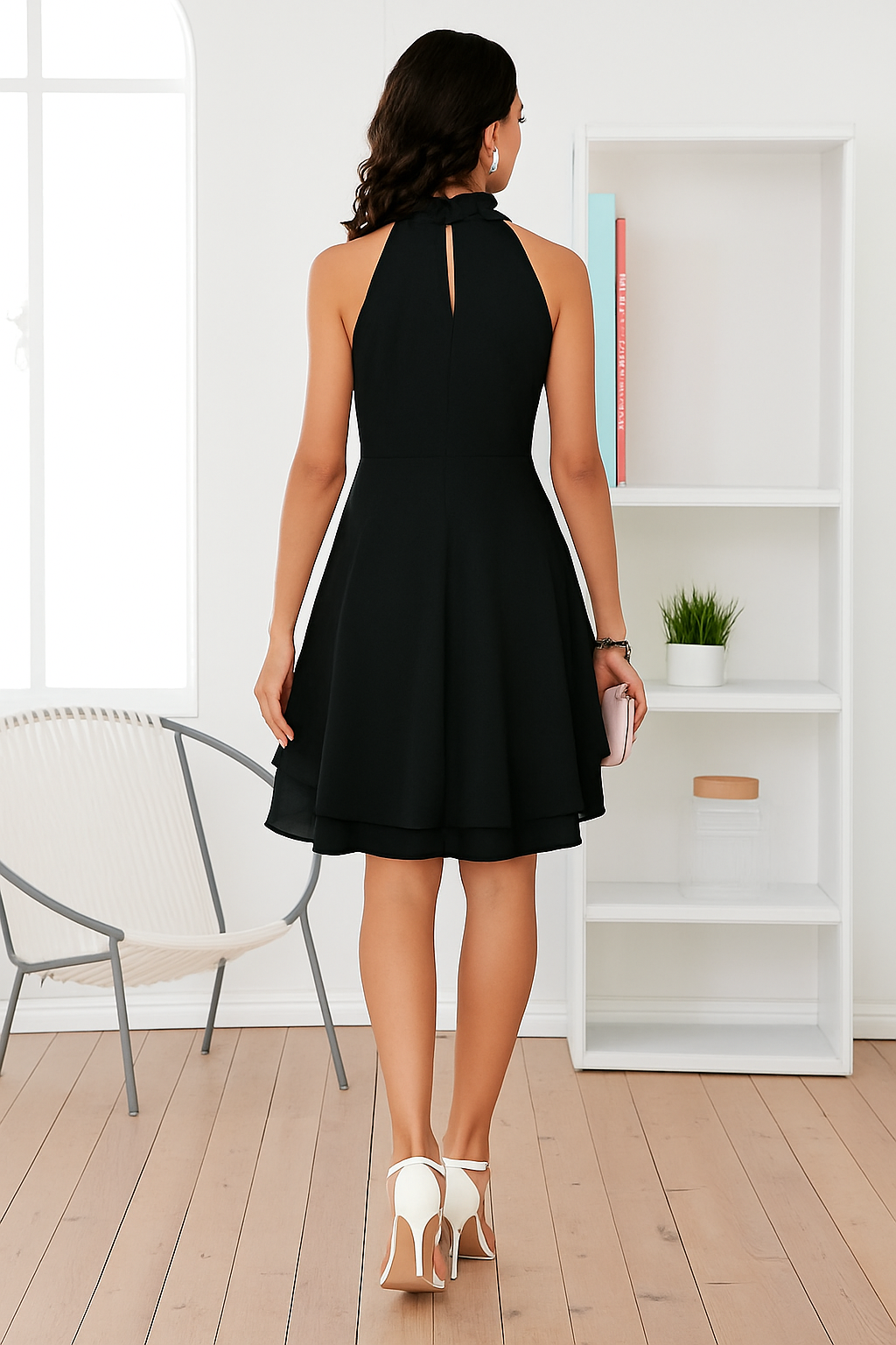 Vestido Chiffon Cintura Alta Sem Manga Preto visto de costas, com abertura em gota na nuca e saia rodada