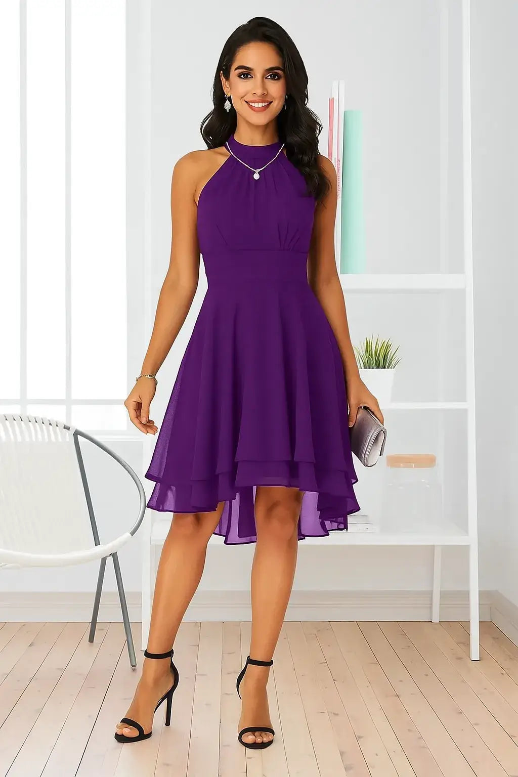 Vestido Chiffon Cintura Alta Sem Manga Roxo em corpo inteiro, com clutch cinza e sandália preta de tira fina