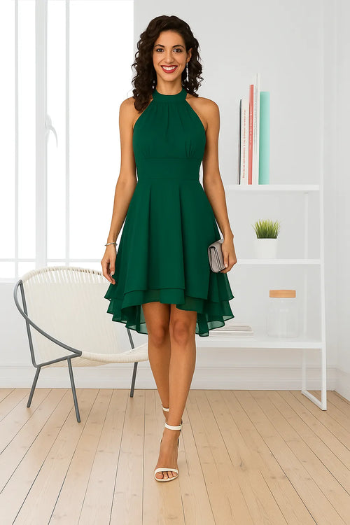 Vestido Chiffon Cintura Alta Sem Manga Verde visto de frente, com gola halter franzida e clutch prateada na mão