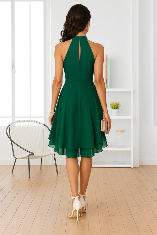 Vestido Chiffon Cintura Alta Sem Manga Verde visto de costas, com abertura em gota na nuca e sandália nude