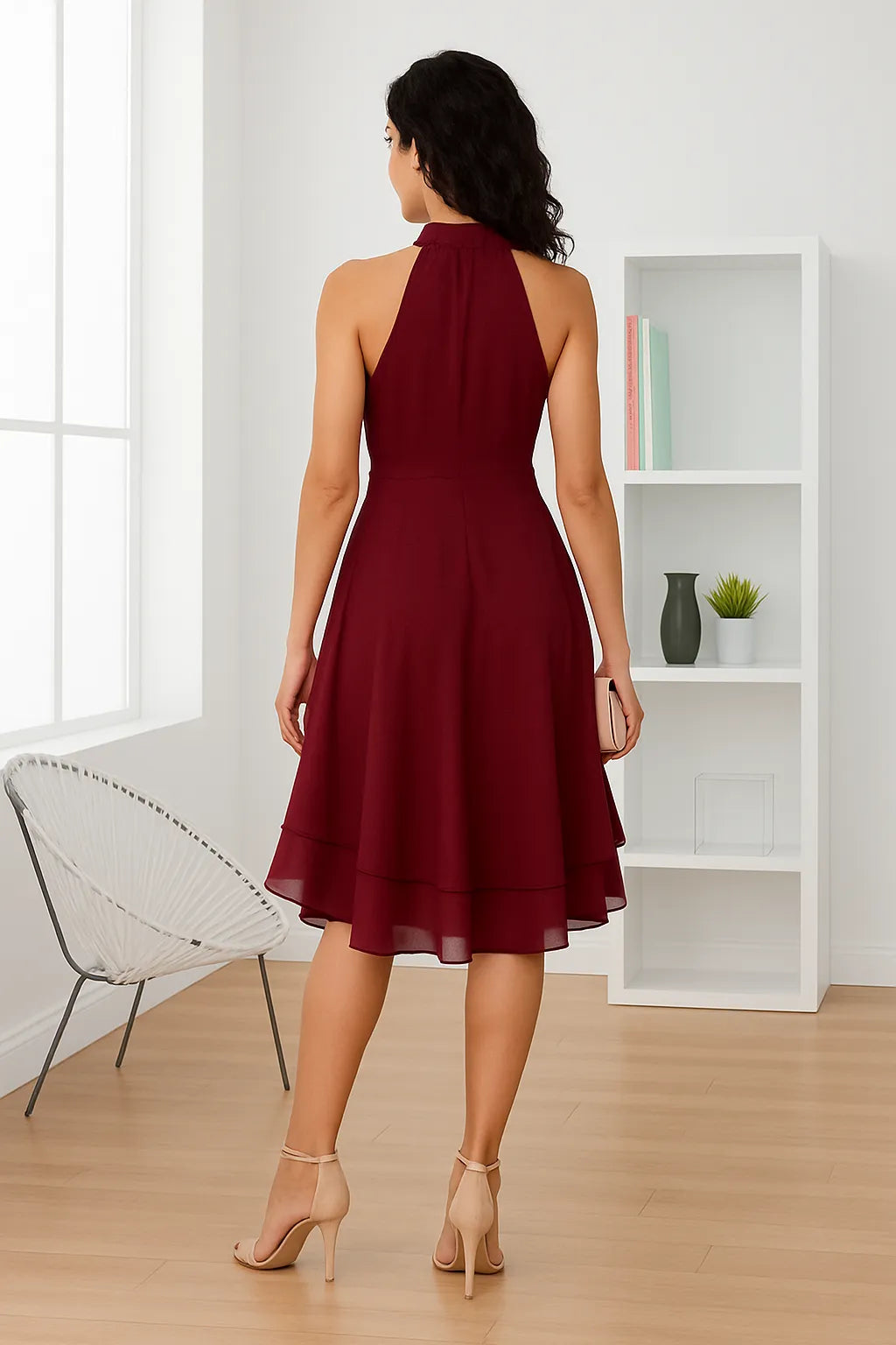 Vestido Chiffon Cintura Alta Sem Manga Vinho visto de costas, com abertura em gota na nuca e barra assimétrica