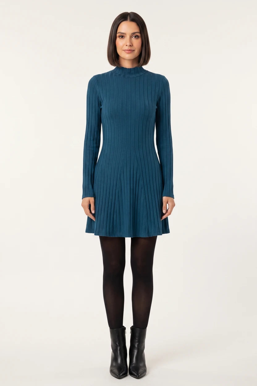 Vestido Curto Canelado Manga Longa Azul - modelo de corpo inteiro de frente