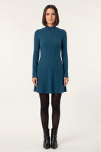 Vestido Curto Canelado Manga Longa Azul - modelo de corpo inteiro de frente