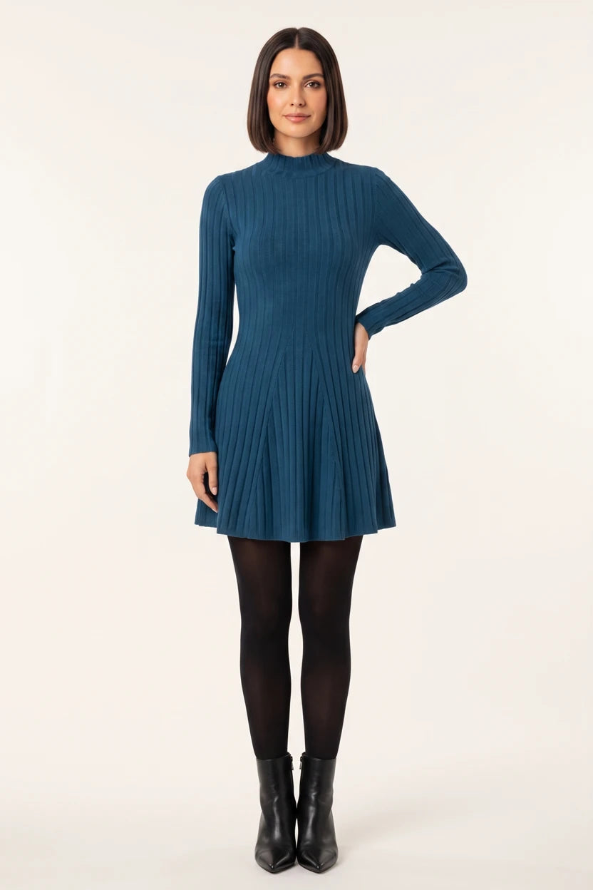 Vestido Curto Canelado Manga Longa Azul - modelo de frente com a mão no quadril
