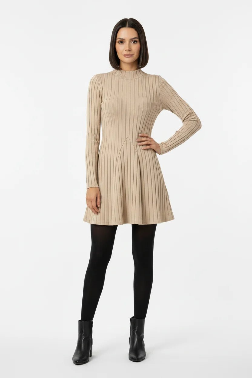 Vestido Curto Canelado Manga Longa Bege Areia - modelo de frente com a mão no quadril
