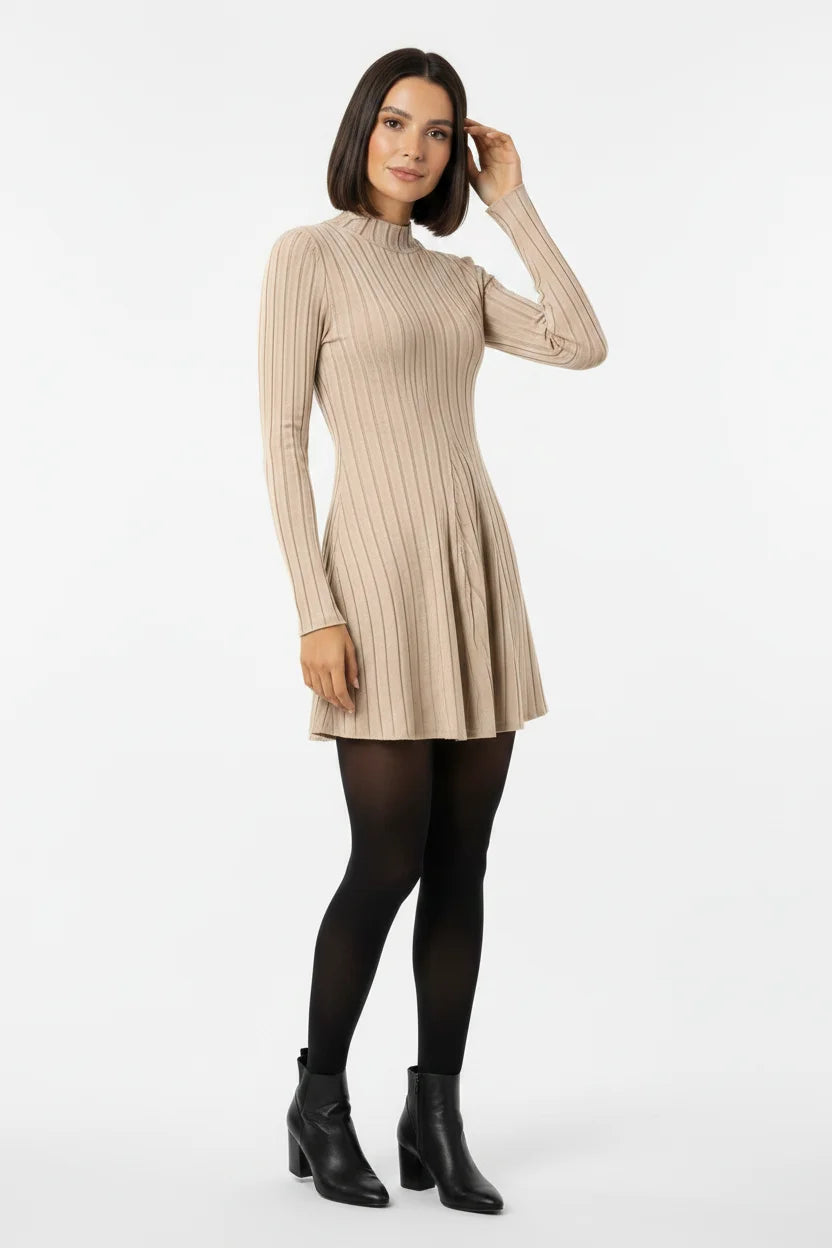 Vestido Curto Canelado Manga Longa Bege Areia - pose natural de três quartos, corpo inteiro