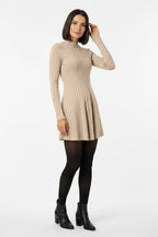 Vestido Curto Canelado Manga Longa Bege Areia - pose natural de três quartos, corpo inteiro