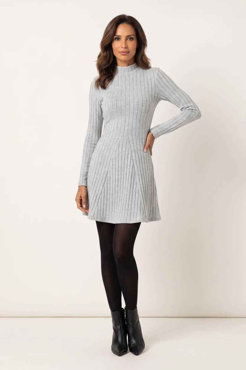 Vestido Curto Canelado Manga Longa Cinza - modelo de frente com a mão no quadril