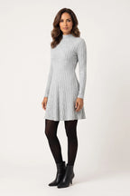 Vestido Curto Canelado Manga Longa Cinza - pose natural de três quartos, mostrando o caimento da saia