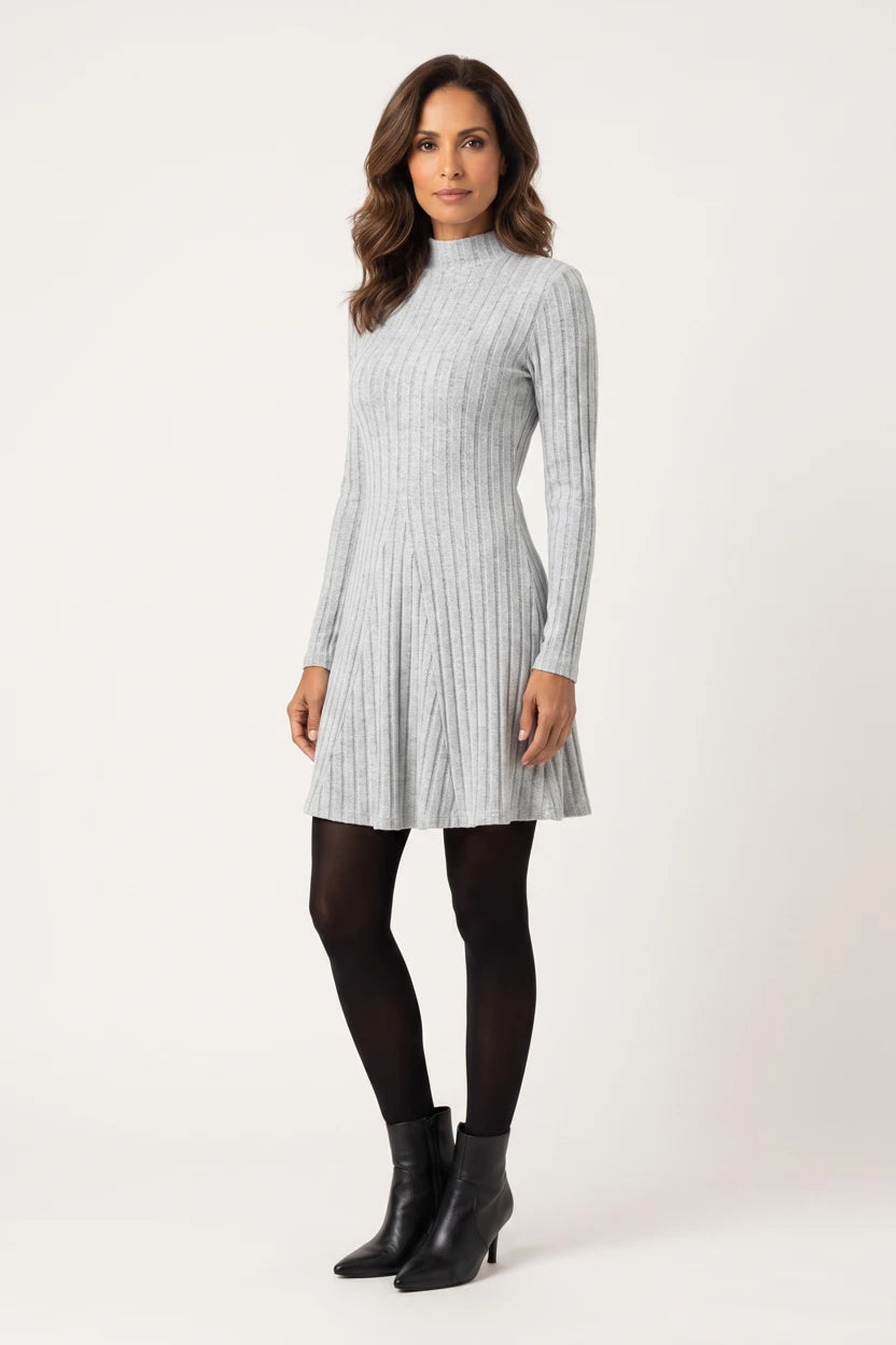 Vestido Curto Canelado Manga Longa Cinza - pose natural de três quartos, mostrando o caimento da saia