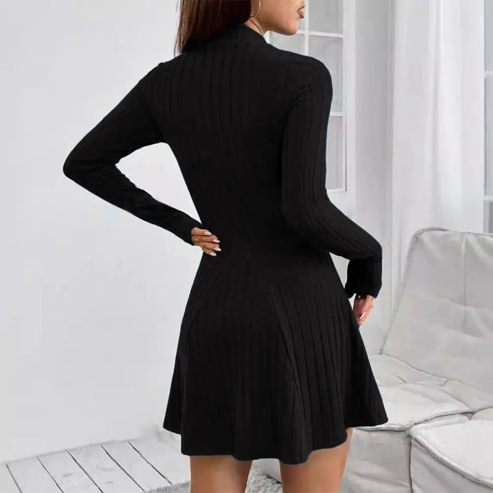 Vestido Curto Canelado Manga Longa Preto - visto de costas, mostrando o caimento do canelado e o rodado da saia