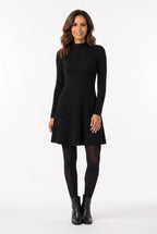Vestido Curto Canelado Manga Longa Preto - modelo de corpo inteiro de frente