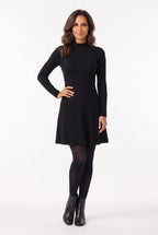 Vestido Curto Canelado Manga Longa Preto - modelo de frente com a mão no quadril